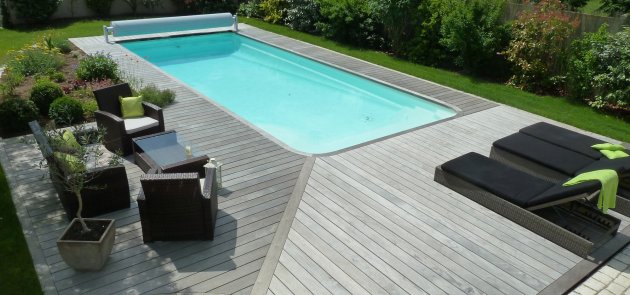 CB ébénisterie réalise votre terrasse en bois autour de la piscine