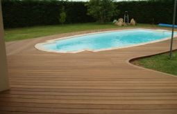 terrasse en bois autour d'une piscine au Mans 72