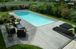 tour de piscine en bois avec ceintures et margelle arrondie